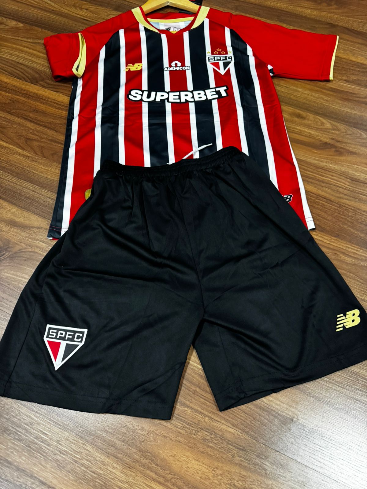 Conjunto Infantil  São Paulo II 25/26 New Balance Vermelha