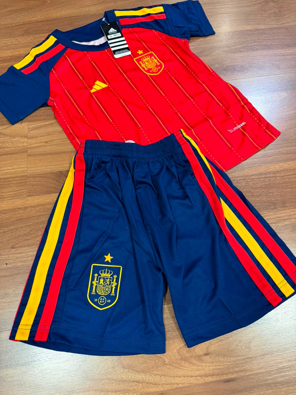 Conjunto Infantil Espanha Home 2026 Adidas Vermelha