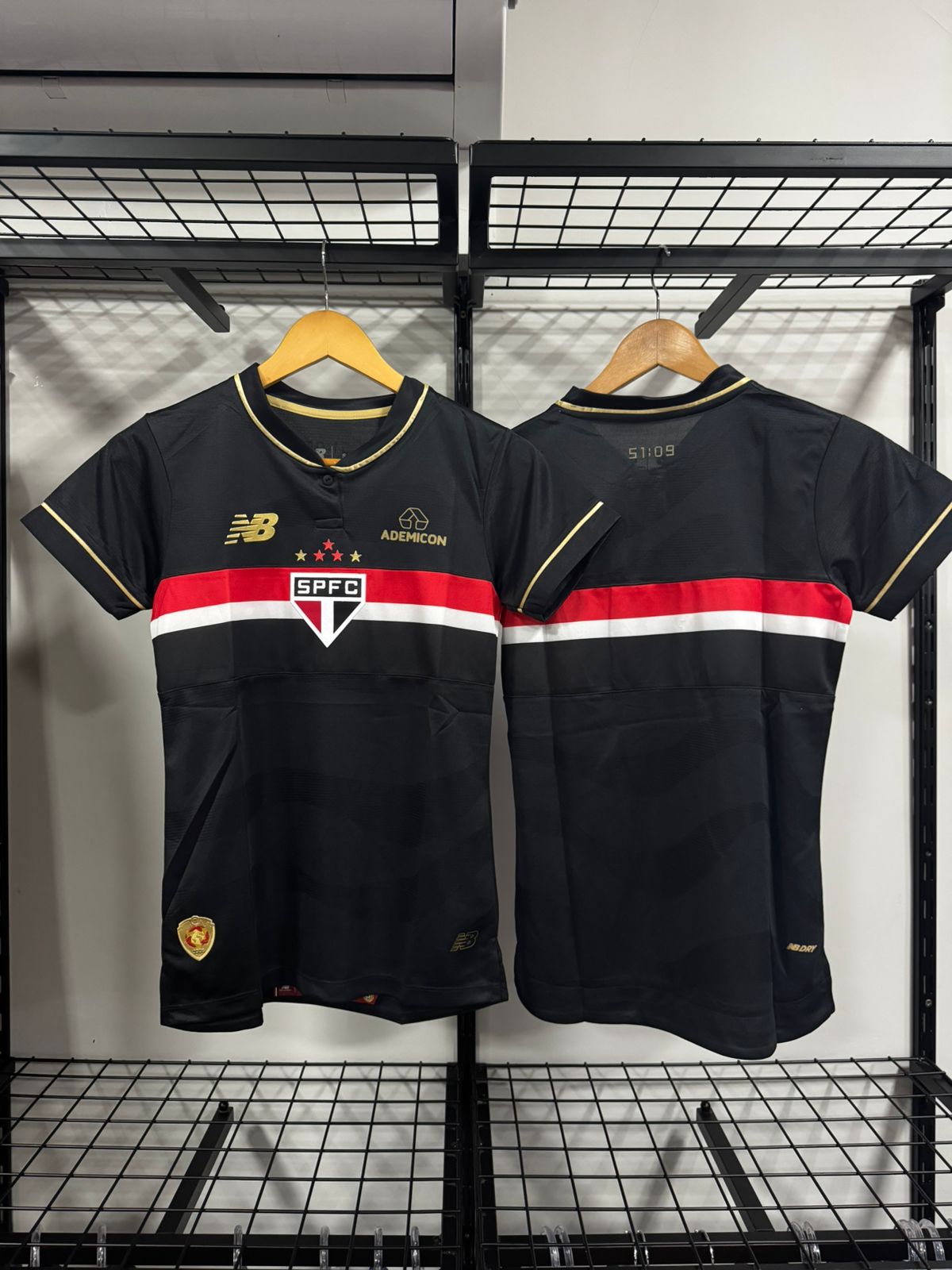 Modelo Jogador São Paulo III 25/26 Feminina New Balance Preto