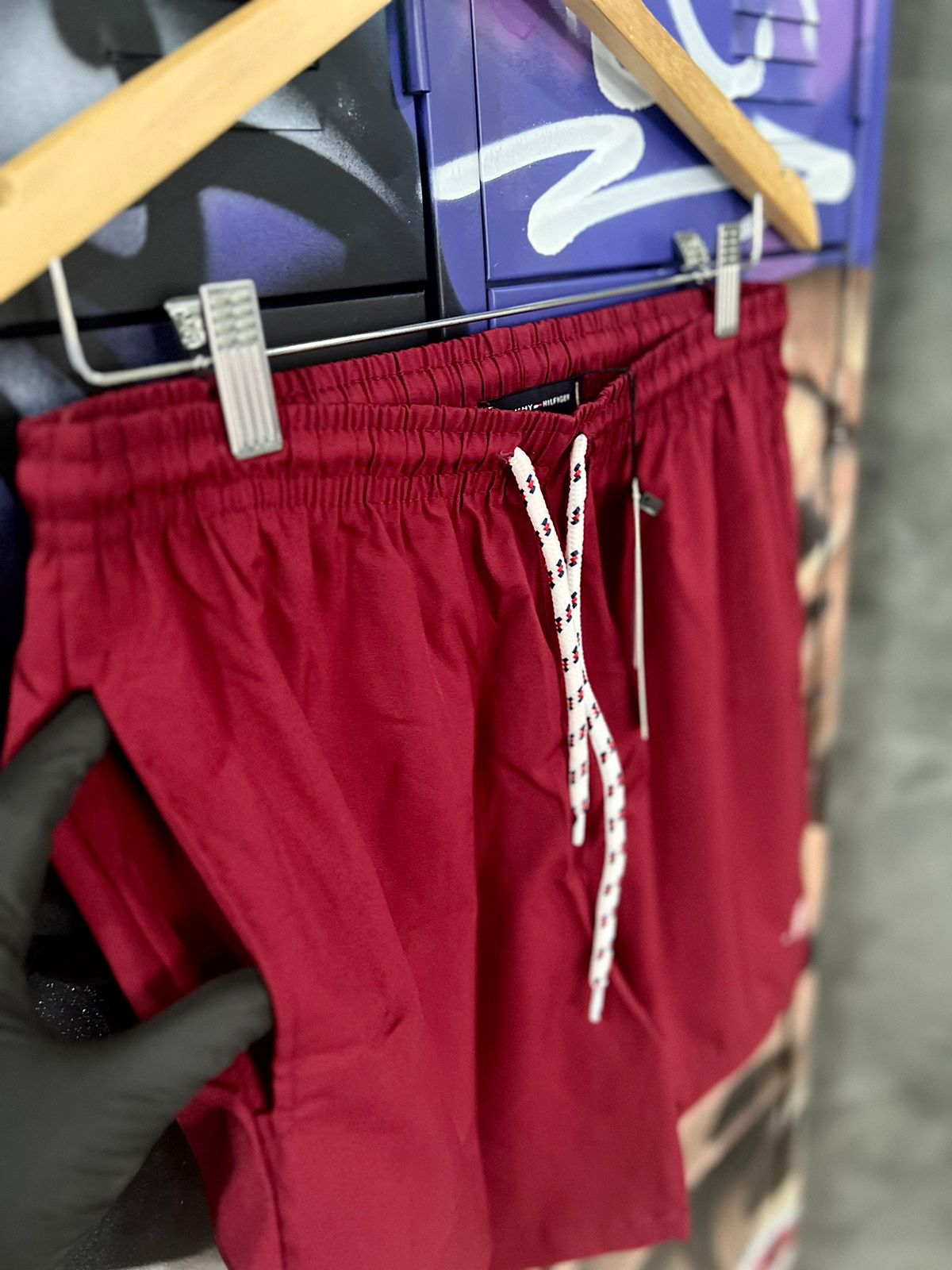 Shorts Praia Tommy Vinho